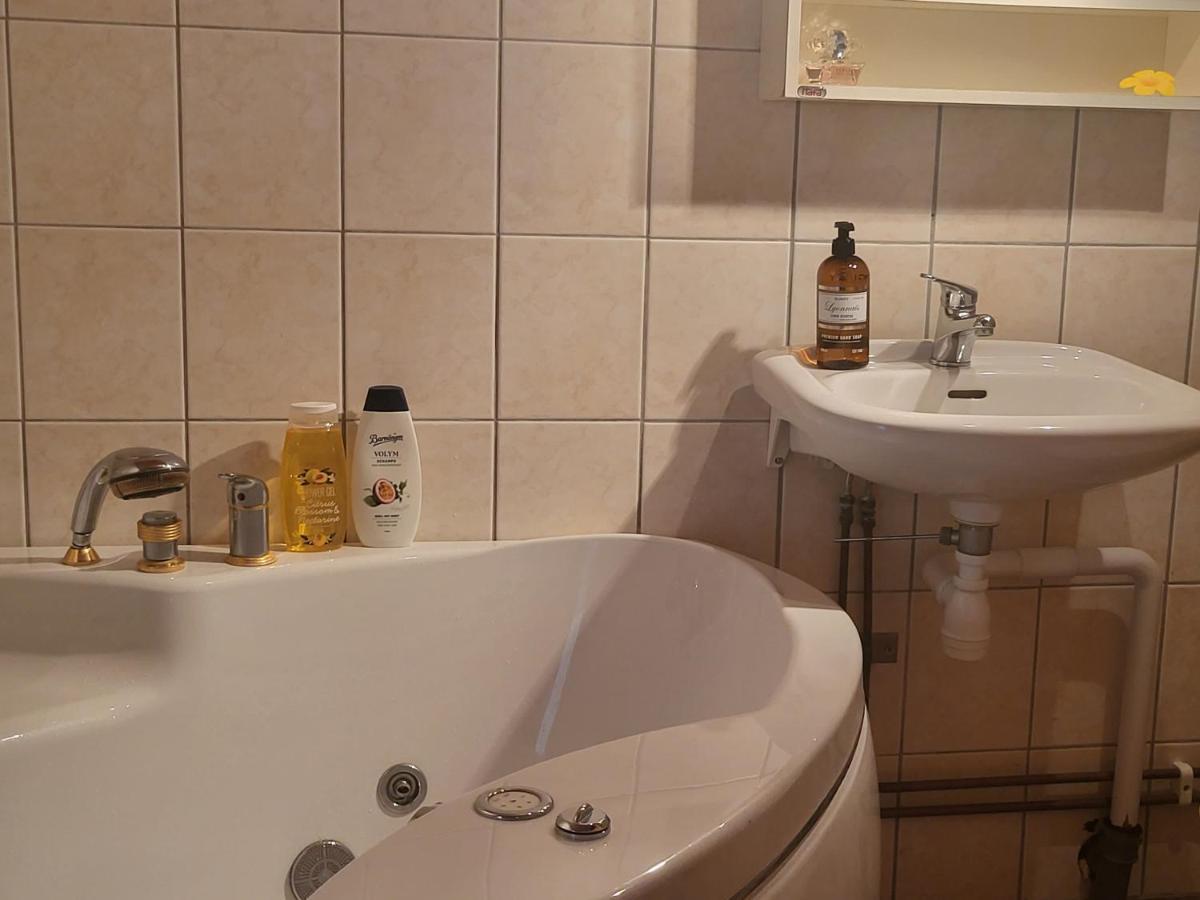 Minihus Med Stor Traedgardstomt Naera Golf Och Hav Villa Trosa Dış mekan fotoğraf